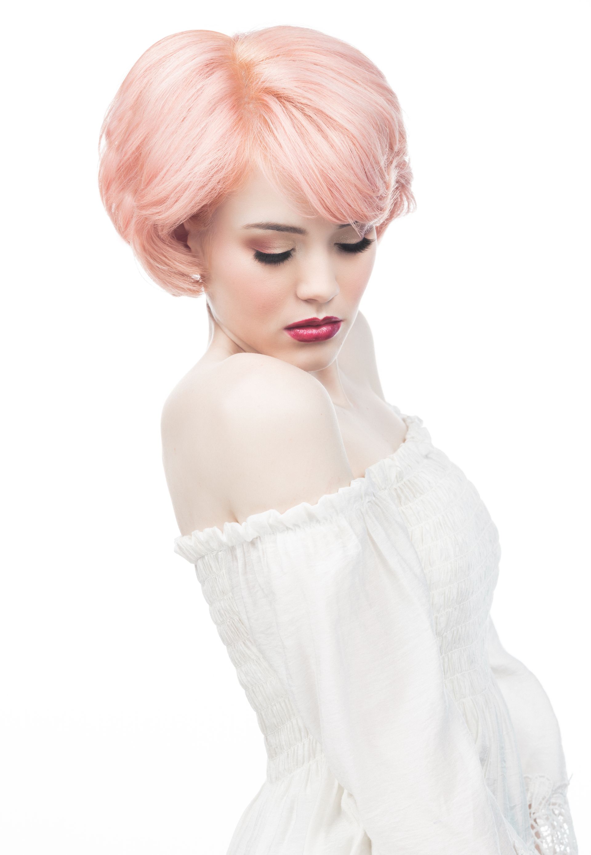 Rose-pink layered bob with soft volume